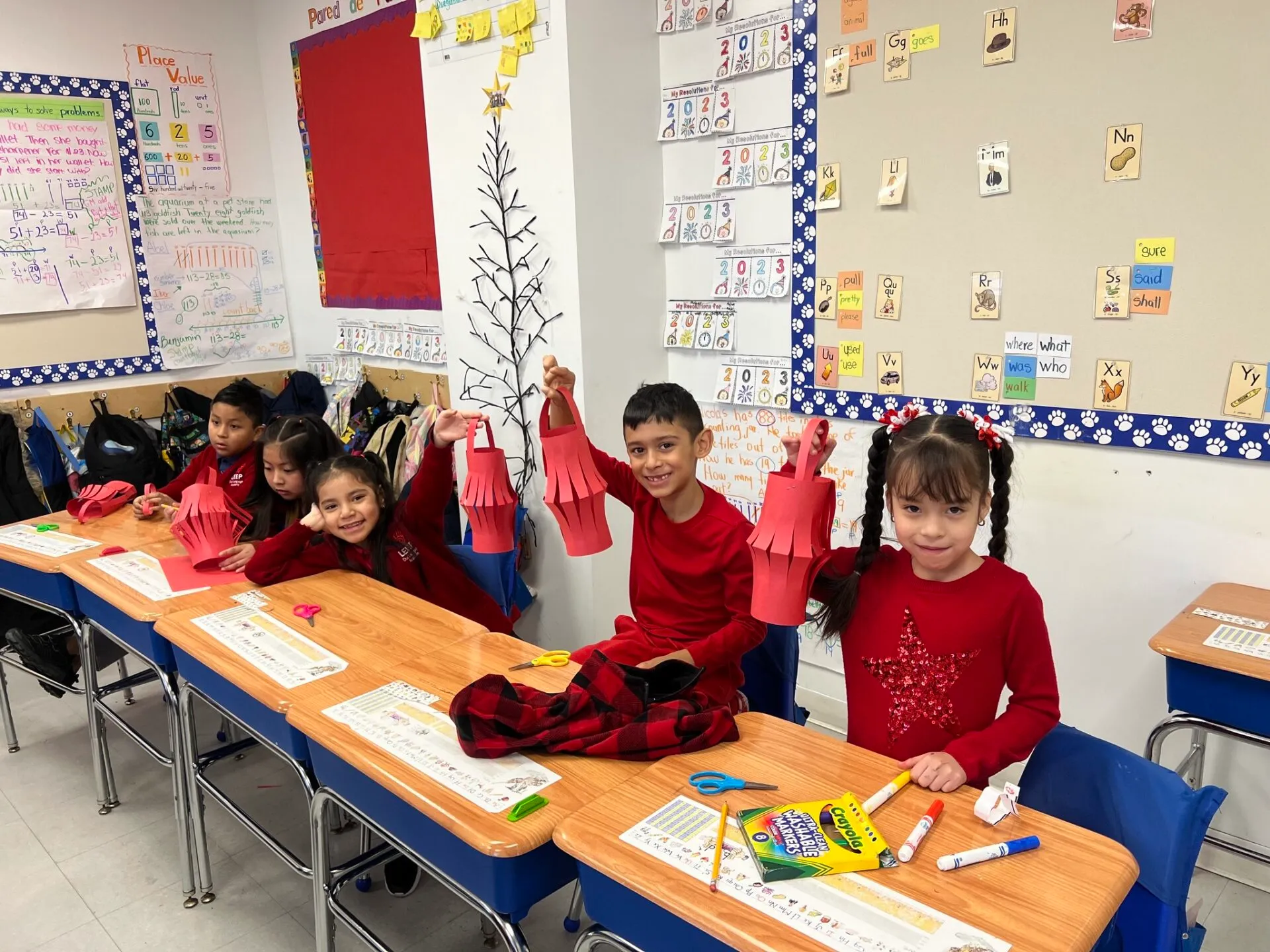 326548515_698957321956670_8472225441182735979_n-scaled A children doing craft work